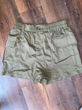Women’s Olive Cargo Shorts - Casual Utility Style